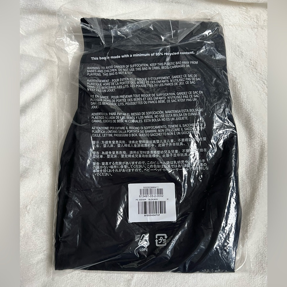 Old Navy High-Waisted PowerSoft 7/8 Joggers in Size Medium in the color Black - Picture 3 of 5